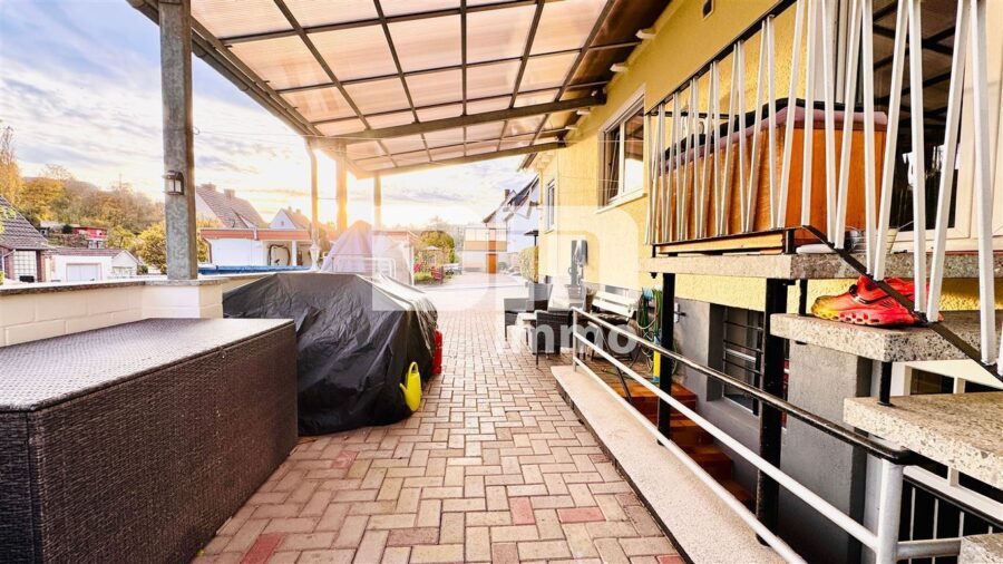 Umfassend saniertes Ein-/Zweifamilienhaus + Carport, PV-Anlage, Speicher, Wallbox - Terrasse / Stahlüberdachung